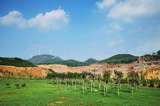 李家門(mén)礦山 盛夏美如畫(huà)